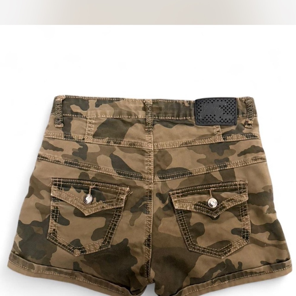 Vintage Camouflage High-Waisted Women Shorts - Picture 2 of 4